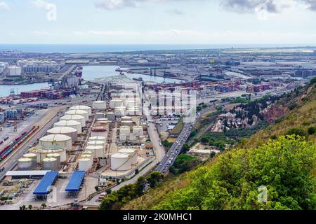 Hafen von Barcelona, Spanien, 25. August 2022: Hafen von Barcelona mit großen Gasvorkommen, die durch die Krise des Krieges gespeichert wurden. Stockfoto