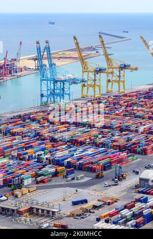 Hafen von Barcelona, Spanien, 25. August 2022: Tausende von Containern mit Waren warten darauf, von den Kränen auf den Schiffen geladen zu werden. Stockfoto