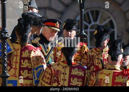Edinburgh Schottland, Großbritannien 12. September 2022. König Charles III verlässt die St. Giles Cathedral nach einem Gottesdienst zum Tod Ihrer Majestät Königin Elizabeth II. Credit sst/alamy live News Stockfoto