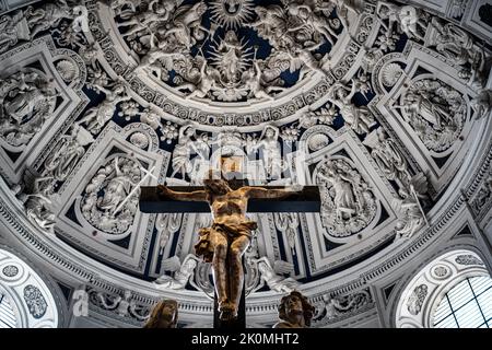 Der Jesus Christus am Kreuz im Trierer Petersdom Stockfoto
