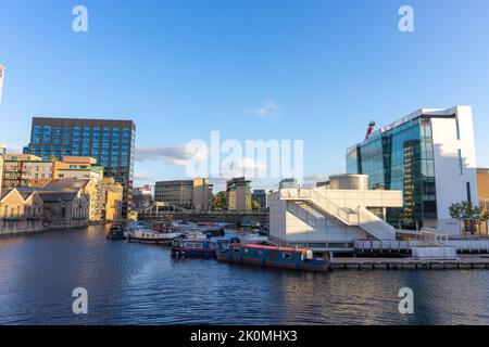 Blick auf Schiffe und Boote am Hafen und Gebäude im Hintergrund in Dublin, Irland Stockfoto