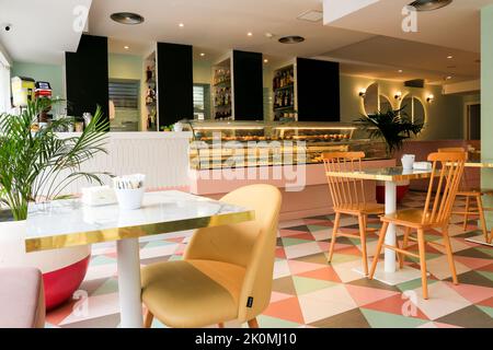 Benidorm, Alicante, Spanien - 12. September 2022: Leeres Café in Benidorm im wunderschönen Vintage-Stil Stockfoto
