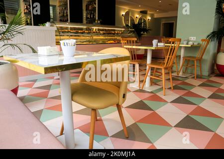 Benidorm, Alicante, Spanien - 12. September 2022: Leeres Café in Benidorm im wunderschönen Vintage-Stil Stockfoto