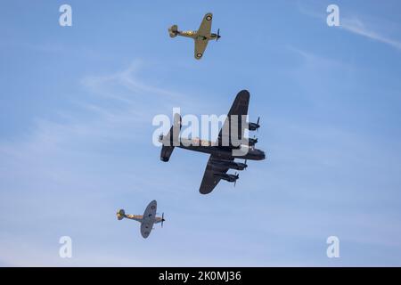 Battle of Britain Memorial Flight - Avro Lancaster, Supermarine Spitfire & Hawker-Flug mit einem Flipast bei RIAT 2022 Stockfoto