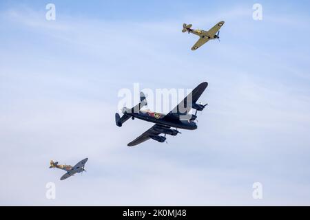 Battle of Britain Memorial Flight - Avro Lancaster, Supermarine Spitfire & Hawker-Flug mit einem Flipast bei RIAT 2022 Stockfoto