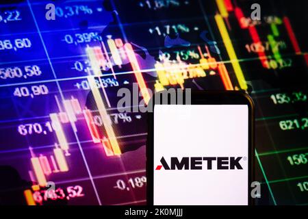 KONSKIE, POLEN - 10. September 2022: Smartphone mit Logo der Firma Ametek im Hintergrund des Börsendiagramms Stockfoto