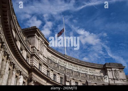 London, Großbritannien. 12. September 2022. Ein Union Jack fliegt am halben Mast auf dem Admiralty Arch. Königin Elisabeth II. Starb am 8.. September im Alter von 96 Jahren. Kredit: SOPA Images Limited/Alamy Live Nachrichten Stockfoto