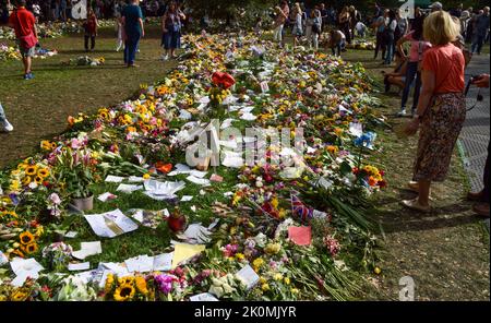 London, Großbritannien. 12. September 2022. Blumengebete für die Queen im Green Park. Viele der Blumen wurden von außerhalb des Buckingham Palace gebracht, während Tausende von Menschen auch neue Blumengeschenke brachten. Königin Elisabeth II. Starb am 8.. September im Alter von 96 Jahren. Kredit: SOPA Images Limited/Alamy Live Nachrichten Stockfoto