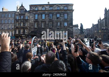 Edinburgh, 12.. September 20202. Auf dem Weg zur St GileÕs Cathedral in Edinburgh versammeln sich Jäger von Tausenden Menschen auf der Royal Mile, um einen Blick auf ihren MajestyÕs Coffin zu werfen. Die Königin starb friedlich am 8.. September 2022 in Balmoral. Schottland Bild: Pako Mera/Alamy Live News Stockfoto