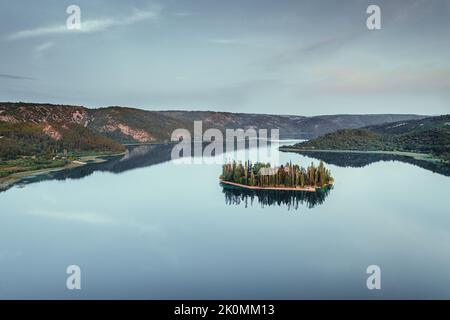 Luftaufnahme des Klosters Visovac, im Nationalpark Krka gelegen & über alten römischen Katakomben gebaut.kleine Insel in der Mitte des Flusses. Stockfoto