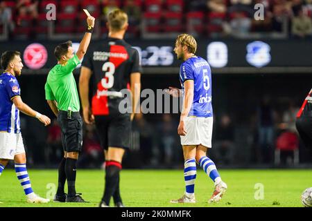 ALMERE, NIEDERLANDE - 12. SEPTEMBER: Pieter Bogaers vom FC Eindhoven erhält gelbe Karte von Schiedsrichter Martin Perez während des niederländischen Keukenkampioendivisie-Spiels zwischen Almere City FC und FC Eindhoven am 12. September 2022 im Yanmar Stadion in Almere, Niederlande (Foto: Rene Nijhuis/Orange Picches) Stockfoto