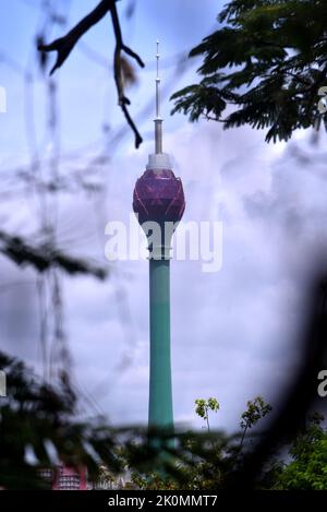 Colombo, Sri Lanka. 12. September 2022. Blick auf den Colombo Lotus Tower, Colombo Lotus Tower wird am September15.. Donnerstag 2022 für die Öffentlichkeit geöffnet. Colombo Lotusturm ist eine der berühmtesten Touristenattraktionen in der Stadt Colombo, Sri Lanka. Mit einer Höhe von 356 Metern ist dieser Turm der höchste Turm in Südasien, er hat sich zu einer der wichtigsten Touristenattraktionen in Sri Lanka entwickelt und ist bei Touristen beliebt. (Foto von Ruwan Walpola/Pacific Press) Quelle: Pacific Press Media Production Corp./Alamy Live News Stockfoto