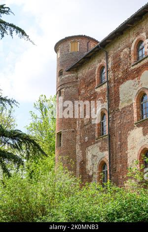 Pralormo, Italien, Mai 2022 die schöne Burg von Pralormo aus dem frühen 1200s Stockfoto