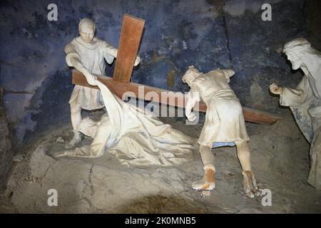 Mai 2022, Mongardino, Italien Holzstatuen, die den Kreuzweg Jesu aus dem Jahr 1700 darstellen Stockfoto