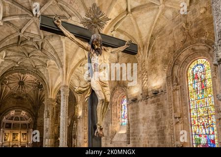 Jesus Christus am Kreuz im Kloster Jeronimos in Lissabon, Portugal. Stockfoto