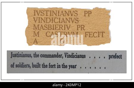 OLD WHITBY (North Yorkshire) und seine Geschichte -- - Eine Darstellung eines Teils einer Inschrift, die auf den Resten eines Grundsteins beim Bau der Raven Hall in Ravenscar in der Nähe von Whitby im Jahr 1774 gefunden wurde (einige Aufzeichnungen sagen, dass 1717), als Pak House, auch bekannt als Raven Halll, gebaut von Captain William Childs aus London, gebaut wurde. Ein Kapitän im Regiment der leichten Dragoner des Königs. Im 16. Jahrhundert waren die Ruinen und eine Farm auf dem Gelände im Besitz von John Beswick. Es wurde übersetzt als 'Justinianus, Kommandant; Vindicianus, Magister, baute diesen Turm und die Festung von Alpha zu Omega' (von Anfang bis Ende). Stockfoto