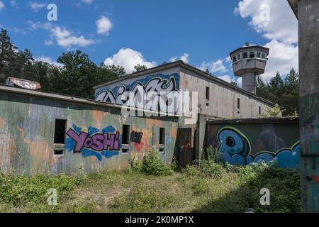 Wachturm eines verlassenen Waffenlagers für kalte Kriege Stockfoto