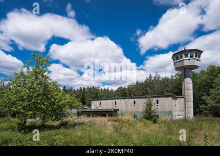 Wachturm eines verlassenen Waffenlagers für kalte Kriege Stockfoto