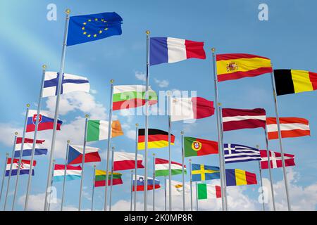 Die Flagge der Europäischen Union mit den Flaggen der Europäischen Union, die am Himmel winken, Nahaufnahme Stockfoto