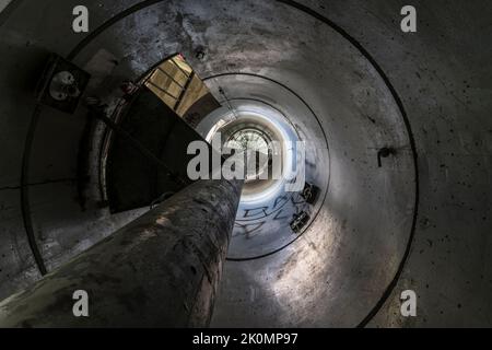 Wachturm eines verlassenen Waffenlagers für kalte Kriege Stockfoto