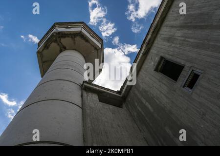 Wachturm eines verlassenen Waffenlagers für kalte Kriege Stockfoto