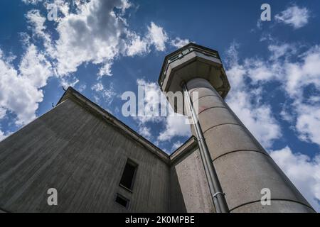 Wachturm eines verlassenen Waffenlagers für kalte Kriege Stockfoto