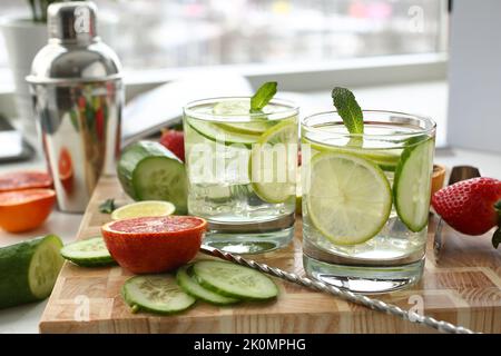 Zubereitung von gekühlter Limette mit Gurkenpunsch hausgemachter Cocktail aus der Nähe Stockfoto