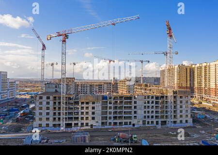 Baustelle, hohe Wohnanlage und Krane Stockfoto