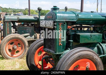West Bay.Dorset.Vereinigtes Königreich.Juni 12. 2022.Fordson Modell N Standard-Traktoren sind auf der West Bay Vintage Rallye zu sehen Stockfoto