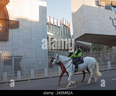 Holyrood, Edinburgh, Schottland, Großbritannien. 12.. September 2022. Sicherheit für König Charles 111 im schottischen Parlament und Holyrood Palace. Quelle: Arch White/alamy Live News. Stockfoto