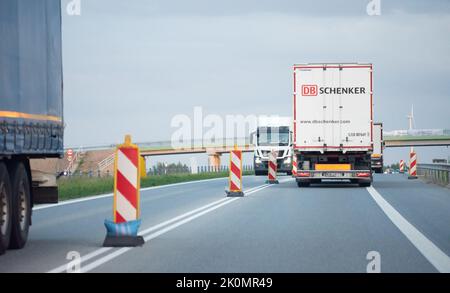 Mazowieckie, Polen - 26. Mai 2022: Sanierung der Autobahn. Hochgeschwindigkeitsstrecke während Renovierungsarbeiten. Hindernisse auf der Autobahn. Stockfoto