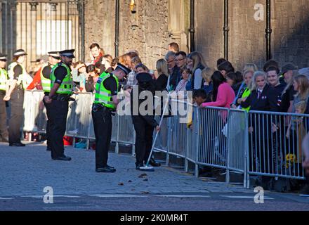 Holyrood, Edinburgh, Schottland, Großbritannien. 12.. September 2022. Sicherheit für König Charles 111 im schottischen Parlament und Holyrood Palace. Im Bild: Ein Mitarbeiter des Holyrood Palace fegt Pferdekot hoch. Quelle: Arch White/alamy Live News. Stockfoto