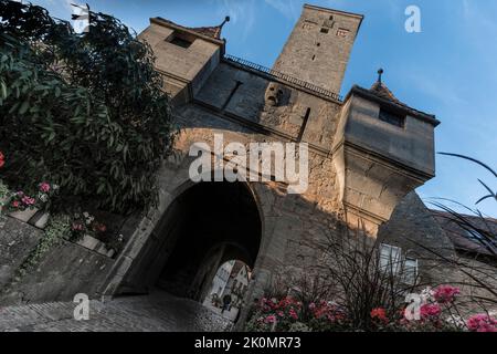 Straßenblick in der mittelalterlichen Stadt Rothenburg. Stockfoto