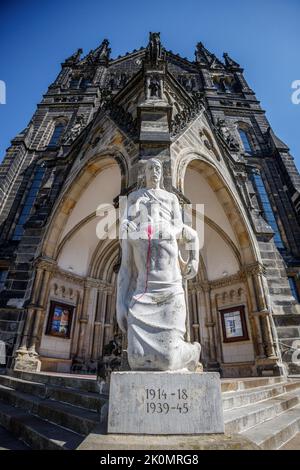 Leipzig, Sachsen, Deutschland; 09-03-2022: Christus und der sterbende Soldat, Kriegsdenkmal von Max Alfred Brumme aus dem Jahr 1933 am Haupteingang des St. Peter's CH Stockfoto