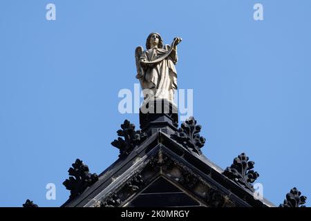 Leipzig, Sachsen, Deutschland; 09-03-2022: Peterskirche Engelskulptur über dem Eingangsportal Stockfoto