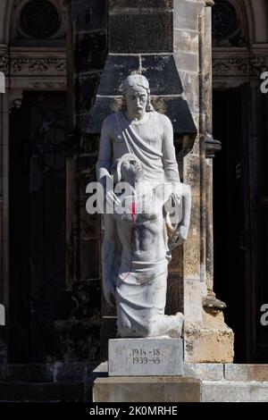 Leipzig, Sachsen, Deutschland; 09-03-2022: Christus und der sterbende Soldat, Kriegsdenkmal von Max Alfred Brumme aus dem Jahr 1933 am Haupteingang des St. Peter's CH Stockfoto