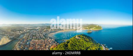 Fantastische Luftperspektive von Donostia - San Sebastian Stadt. Blick auf die Statue von 'Sagrado Corazón de Jesús' - über dem Schloss Motako Gaztelua Stockfoto