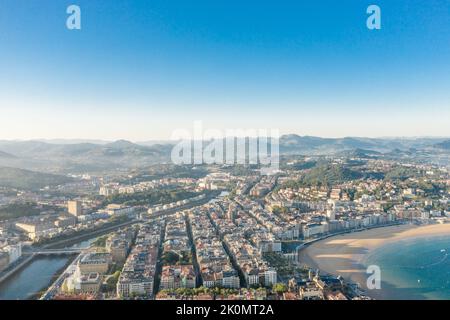 Luftperspektive von Donostia - San Sebastian Stadt. Panoramablick auf die Stadt. Links der Fluss Urumea und rechts die Altstadt von San Sebastian Stockfoto