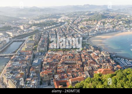 Luftperspektive von Donostia - San Sebastian Stadt. Panoramablick auf die Stadt. Links der Fluss Urumea und rechts die Altstadt von San Sebastian Stockfoto