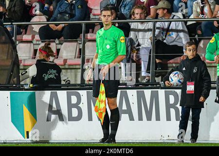 AMSTERDAM, NIEDERLANDE - 12. SEPTEMBER: Assistenzreferent Kevin weever während des niederländischen Keukenkampioendivisie-Spiels zwischen Jong Ajax und NAC Breda am 12. September 2022 in De Toekomst in Amsterdam, Niederlande (Foto: Jan Mulder/Orange Picters) Stockfoto