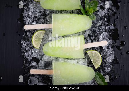 Hausgemachte Popsicles mit Limettensaft und Minze, Mojito-Fruchteis Stockfoto