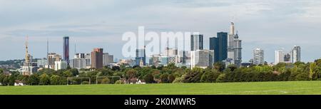 Skyline von Croydon: Breites und detailliertes Panorama mit den vielen Hochhäusern und Wolkenkratzern, mit Purley-Spielfeldern im Vordergrund. Stockfoto