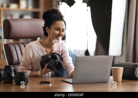 Kreative tausendjährige Fotografin genießt ihren Job Stockfoto
