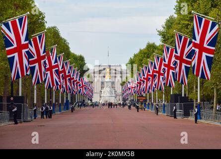 London, Großbritannien. 12. September 2022. Union Jacks wurden vor der Beerdigung der Königin am 19.. September entlang der Mall installiert. Kredit: Vuk Valcic/Alamy Live Nachrichten Stockfoto