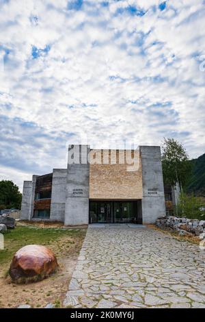 Mestia, Georgia - September 2022: Svaneti Museum in Mestia Stadt, Georgia. Svaneti Museum of History and Ethnography, ein Wahrzeichen moderner Architektur Stockfoto