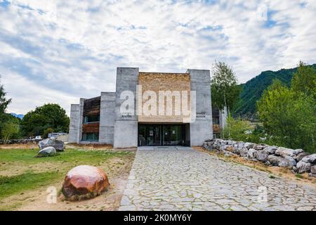 Mestia, Georgia - September 2022: Svaneti Museum in Mestia Stadt, Georgia. Svaneti Museum of History and Ethnography, ein Wahrzeichen moderner Architektur Stockfoto