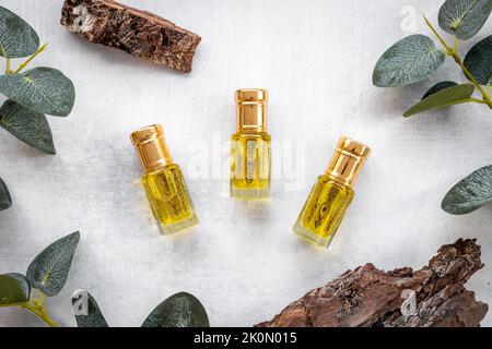 Arabian Oud Attar Oil - Parfüm in Glasflaschen. Ansicht von oben Stockfoto