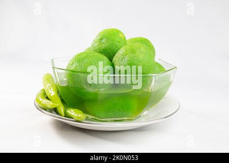 Chili-Süßigkeiten auf Schüssel. Grün gefärbt, Chili gewürzt, heiß und süß Geschmack. Ungewöhnlich ungeraden Geschmack Dessert. Stockfoto