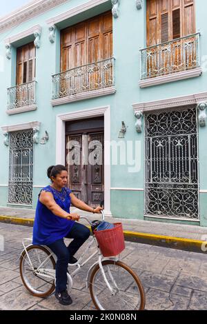 Radfahrer fahren in der Innenstadt von Merida, Yucatan, Mexiko Stockfoto