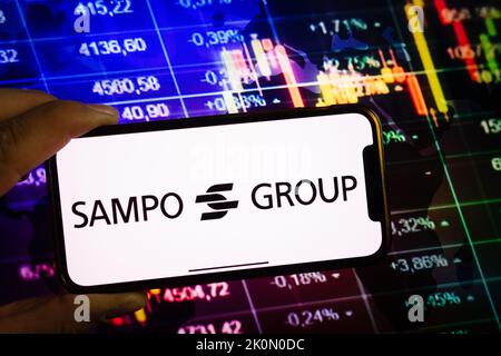KONSKIE, POLEN - 10. September 2022: Smartphone mit Logo der Firma Sampo auf dem Hintergrund des Börsendiagramms Stockfoto